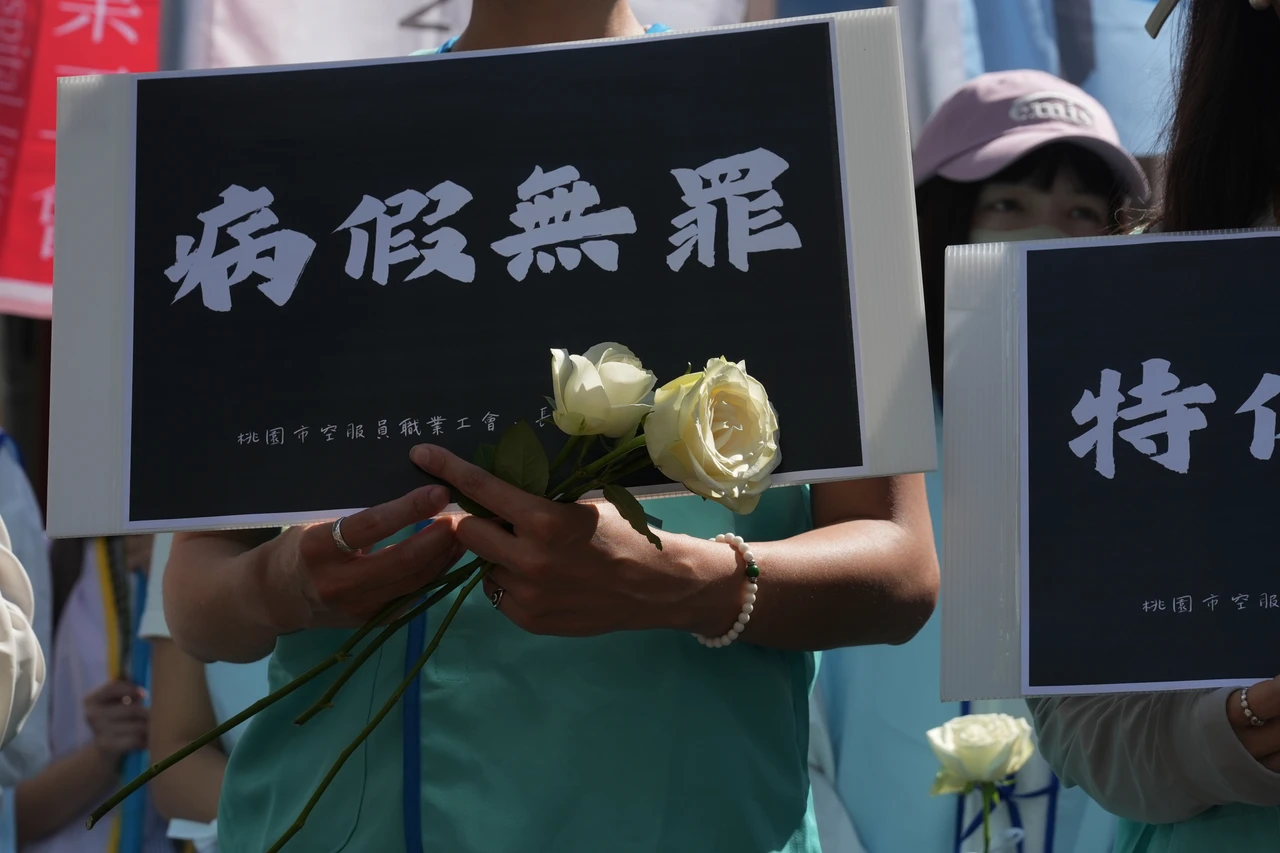 圖為長榮航空企業工會和桃園市空服員職業工會於10/15召開記者會,要求修法保障員工請假基本權益。資料照,葉志明攝