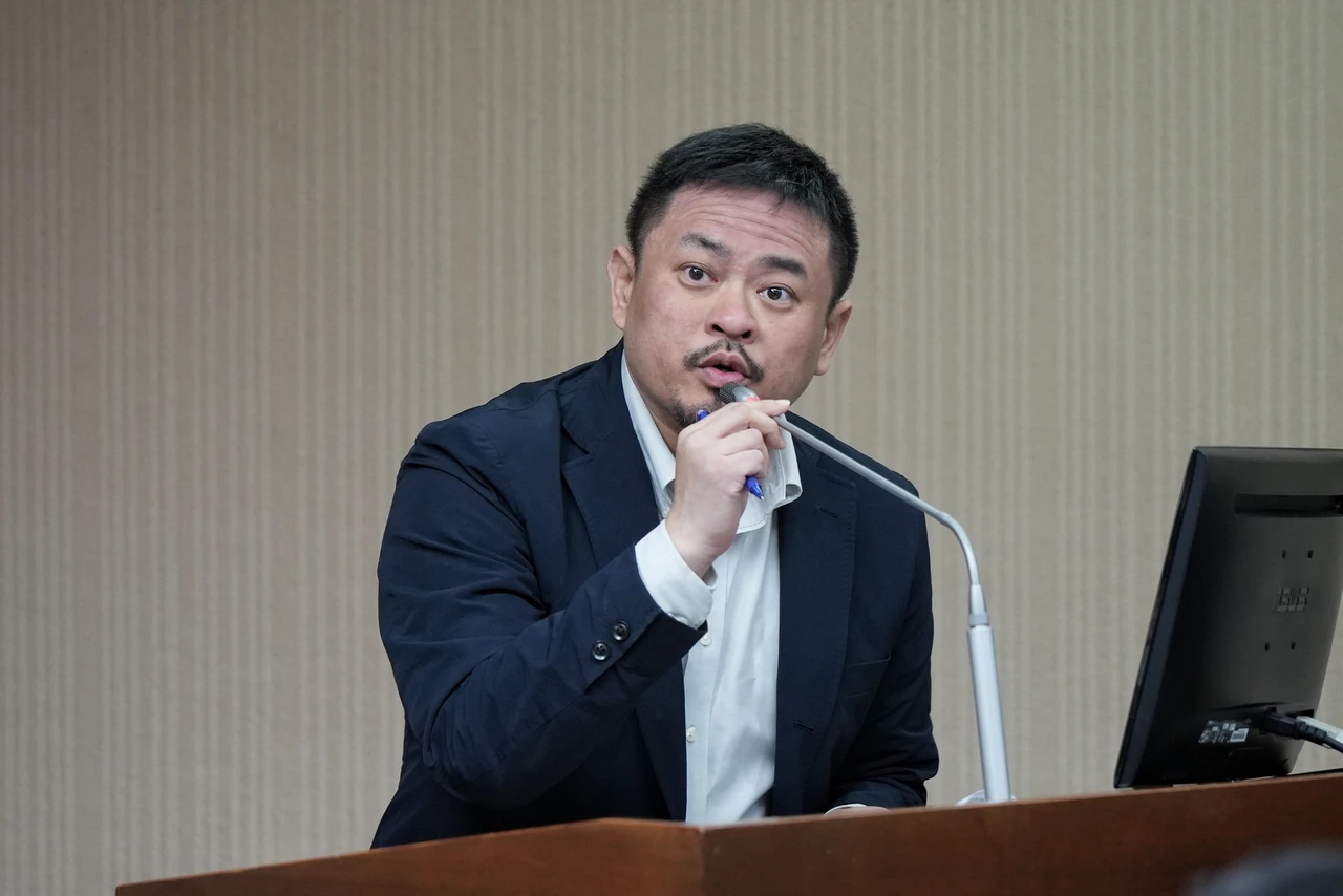 勞動部表示,移工如遇仲介收取買工費,可向1955專線申訴。圖為勞動部長洪申翰,葉志明攝
