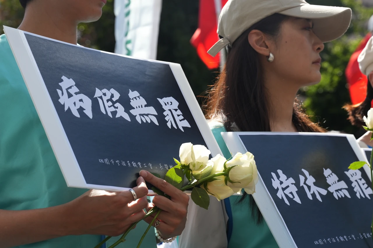 長榮航空企業工會和桃園市空服員職業工會,公開請立院諸公和高官們,修法保障員工請假的基本權益。葉志明攝