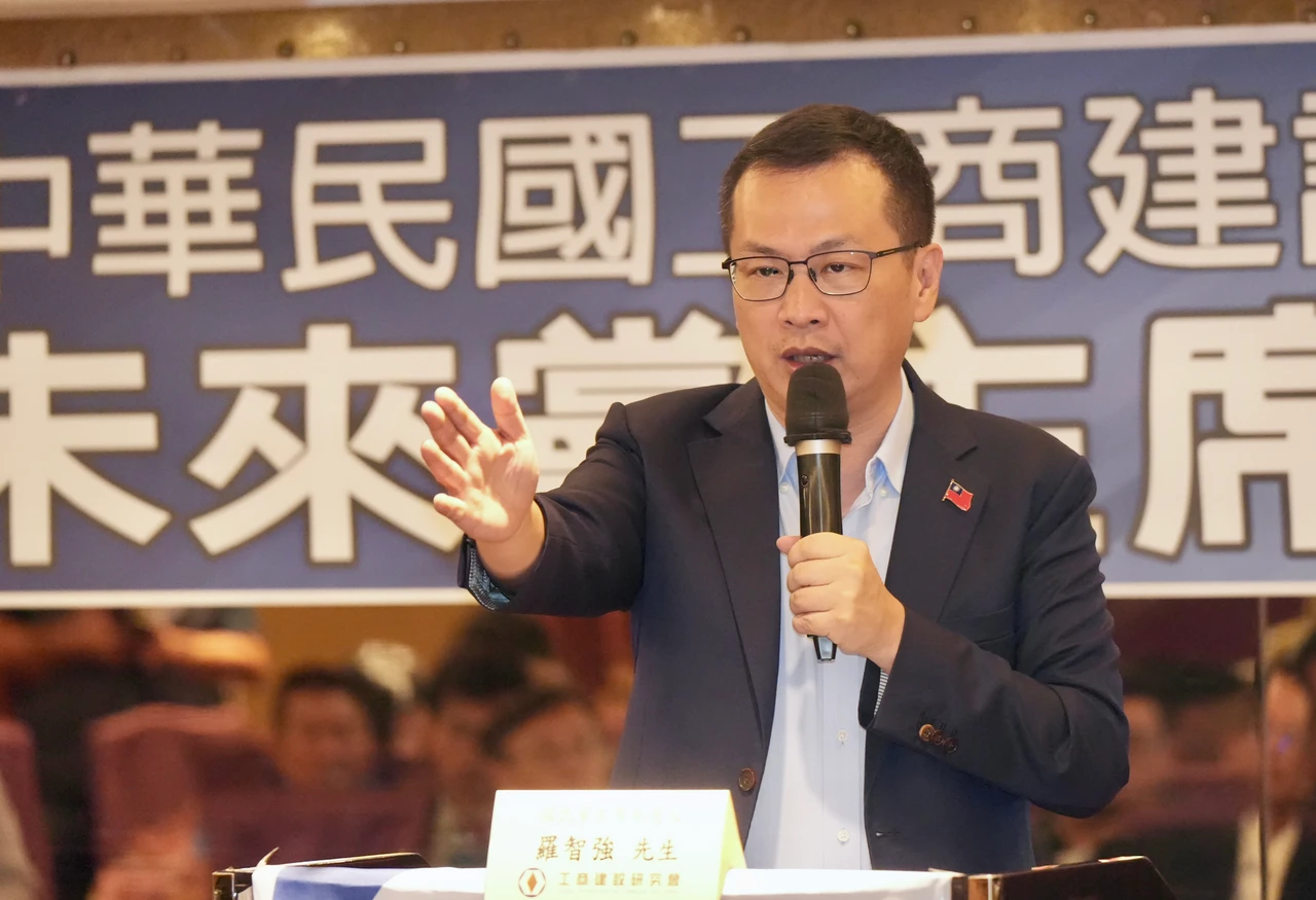 藍委羅智強當2年兵。梁建裕攝