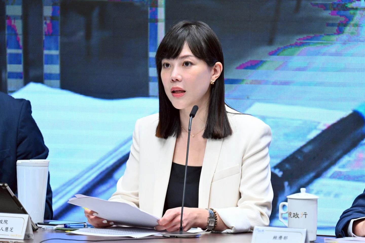 政院發言人李慧芝主持記者會。政院提供