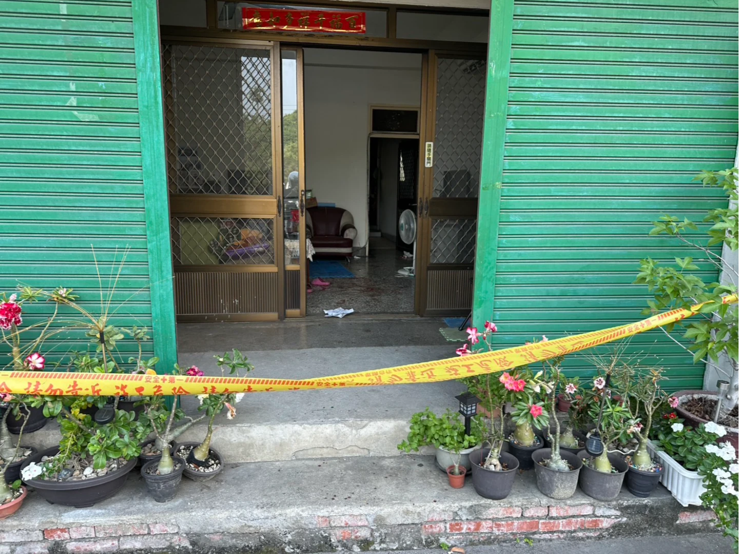 台中霧峰今天驚傳砍人事件,23歲林姓男子因不滿鄰居太吵,持刀理論,砍殺2名年約70歲的施姓男子與陳姓婦人,2人大量出血,現場血跡斑斑,緊急送醫急救,其中施男有生命危險。翻攝畫面