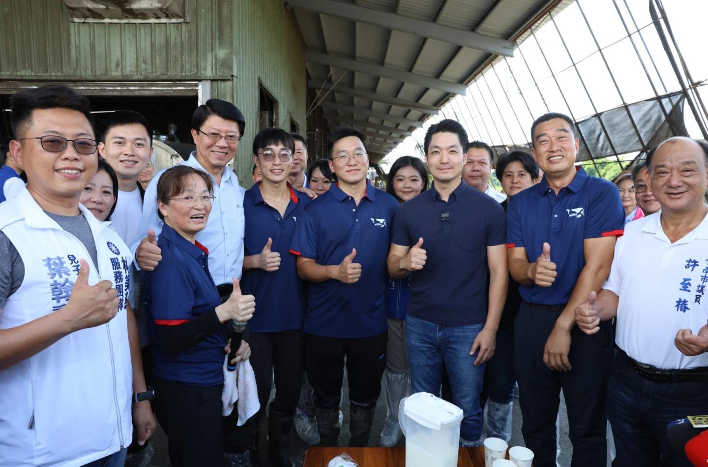 蔣萬安赴台南梅桂種畜場考察酪農業。北市府提供