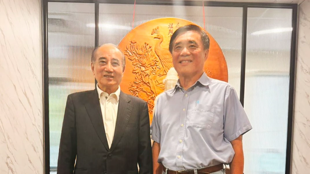 國民黨主席候選人郝龍斌秀和立法院前院長王金平合影。郝龍斌辦公室提供