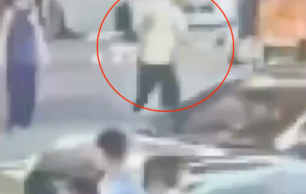 兩人就在大馬路上追砍互毆。翻攝畫面