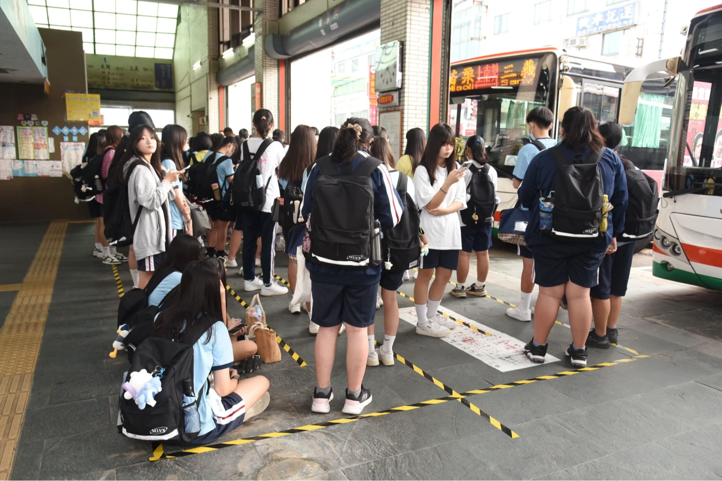 公車是許多苗栗學生上下學的交通工具。取自FB @ 鍾東錦