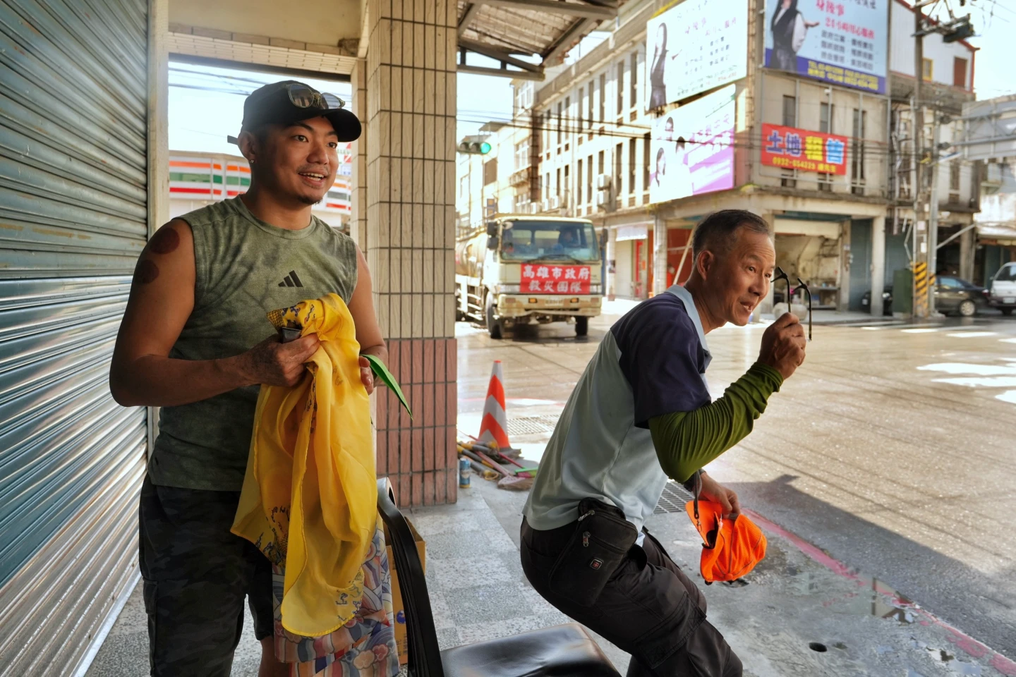 不少居民路過都和陳先生打招呼。林林攝