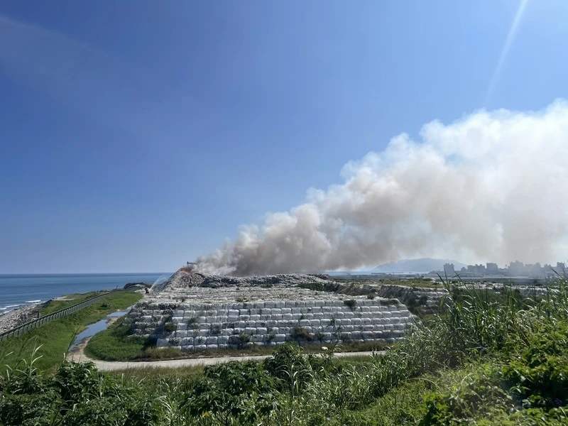 花蓮市垃圾掩埋場16日上午發生火警,傳出陣陣濃煙,已通報消防協助撲滅,呼籲附近住戶緊閉門窗。中央社