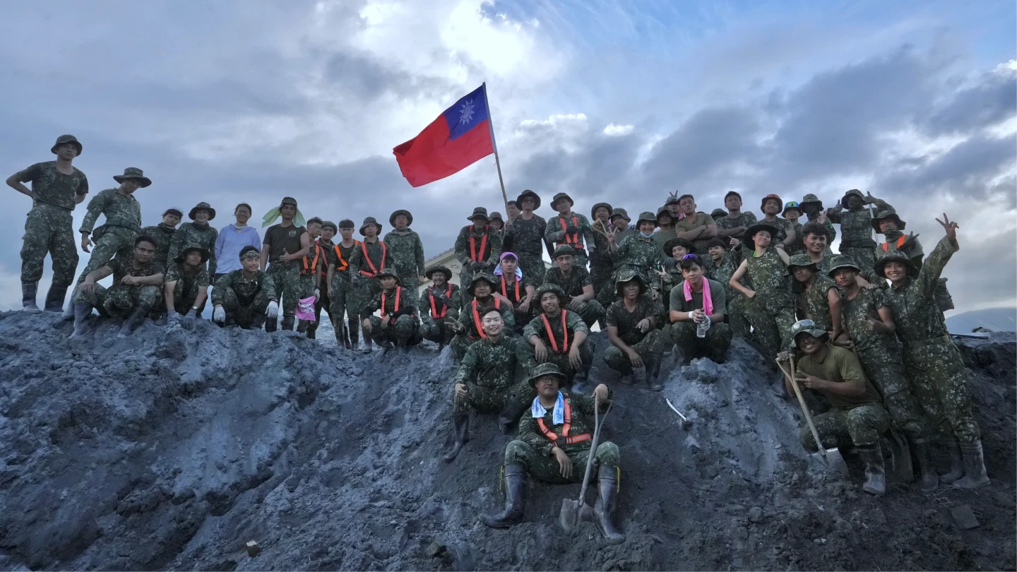 光復街道清完側溝後,國軍持續在佛祖街保安寺清理。林林攝