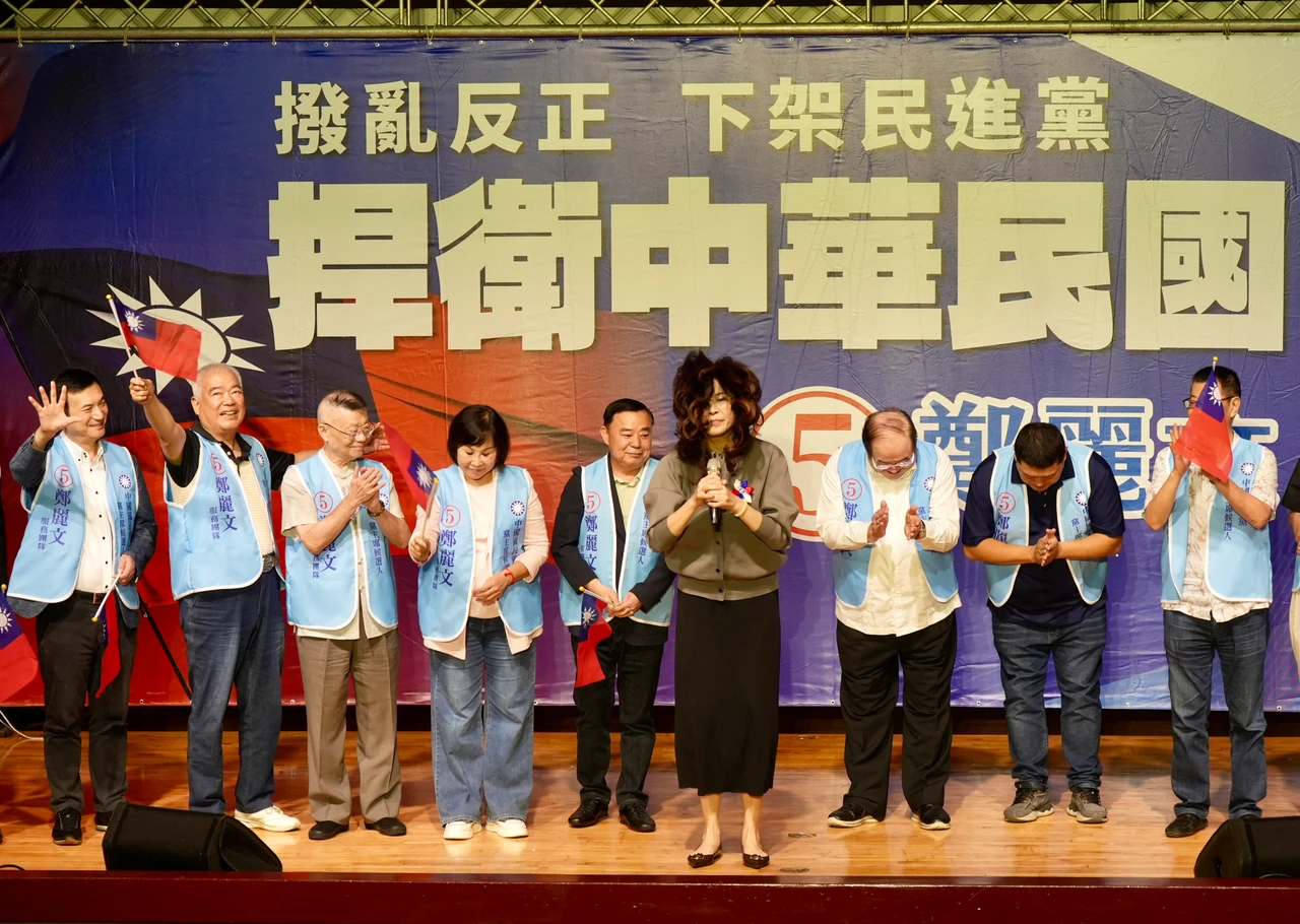 桃園議長邱奕勝(左五)表態不當副主席。梁建裕攝