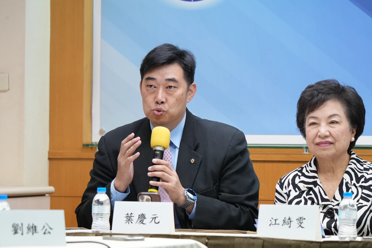 郝市府法規會主委葉慶元主持記者會。葉志明攝