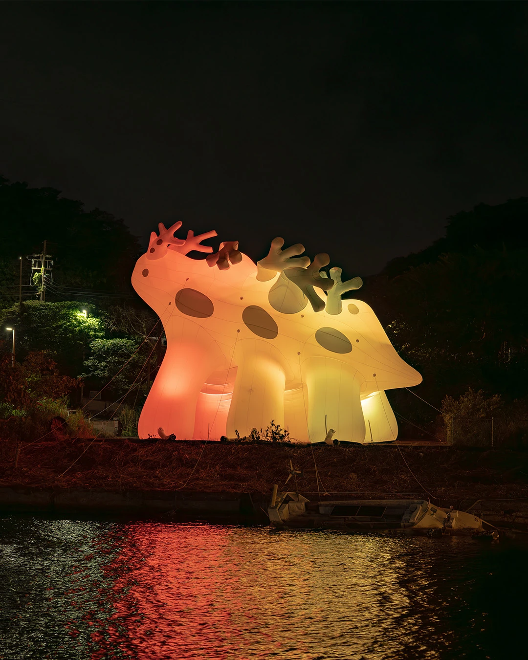 基隆潮藝術「光獸」18公尺相當具有藝術感。取自FB @基隆潮藝術