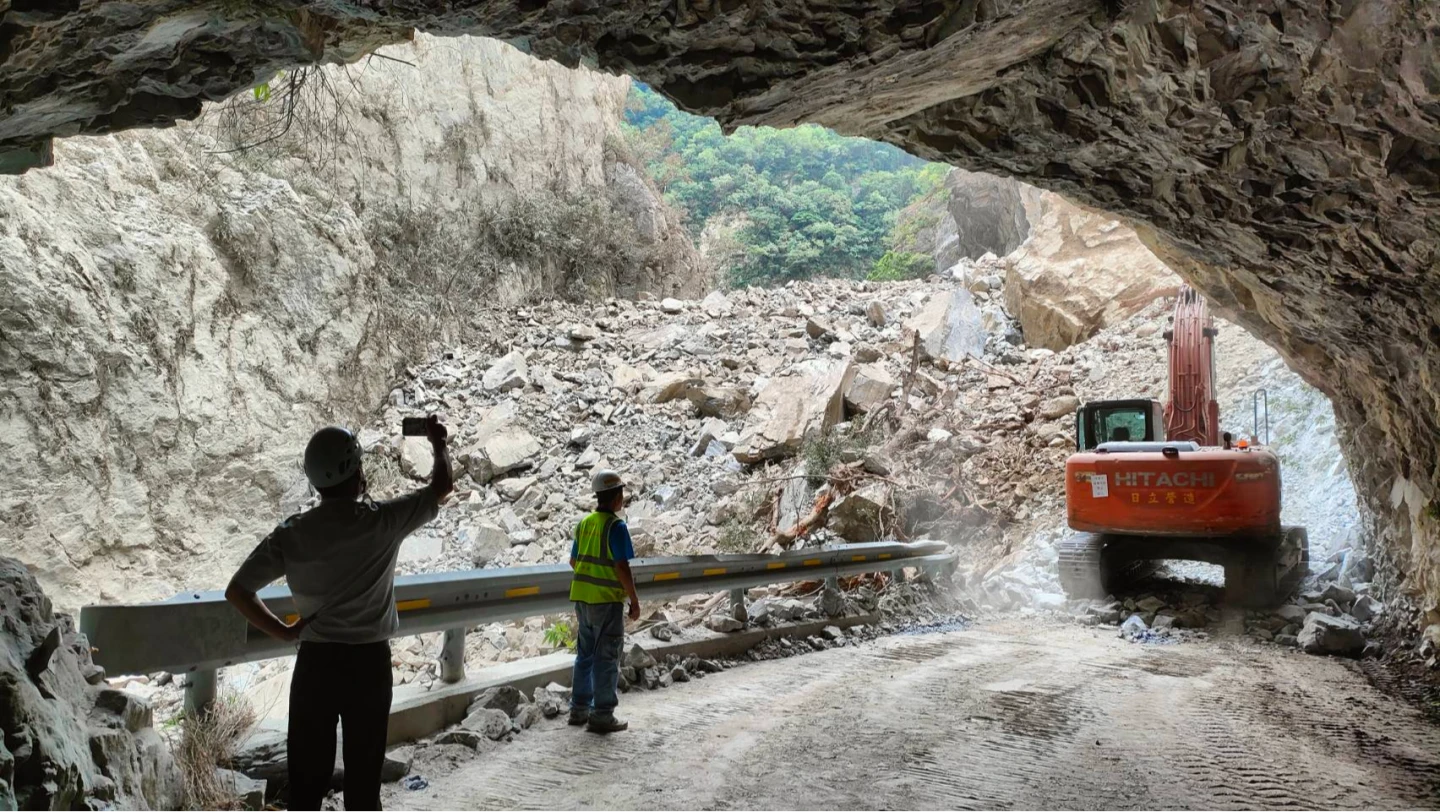太魯閣國家公園燕子口步道一帶因土石大量崩落,導致立霧溪河道受阻形成堰塞湖,現場水位持續上升,有隨時溢滿潰決可能。林保署提供