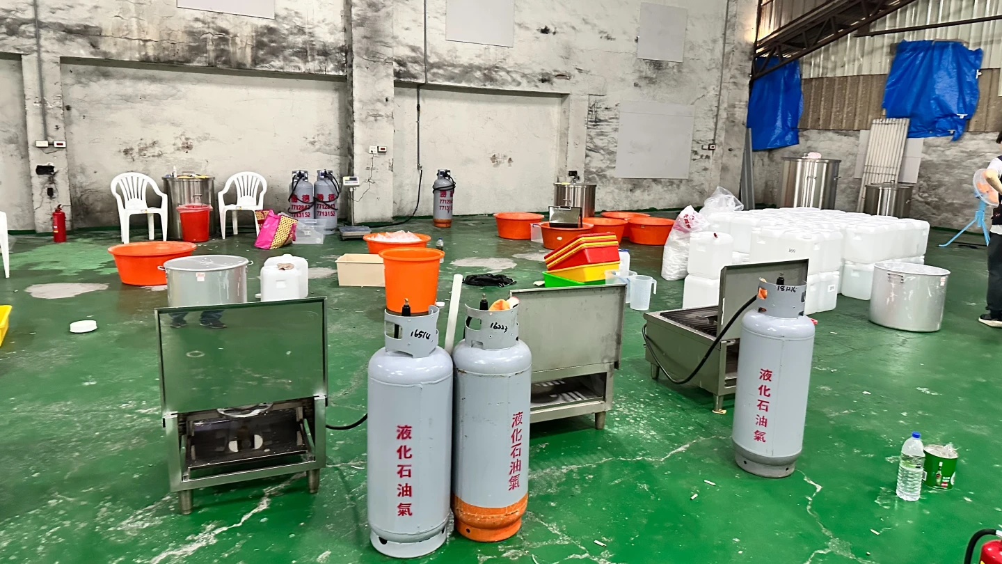 鐵皮工廠內設置各式製毒器具。警方提供