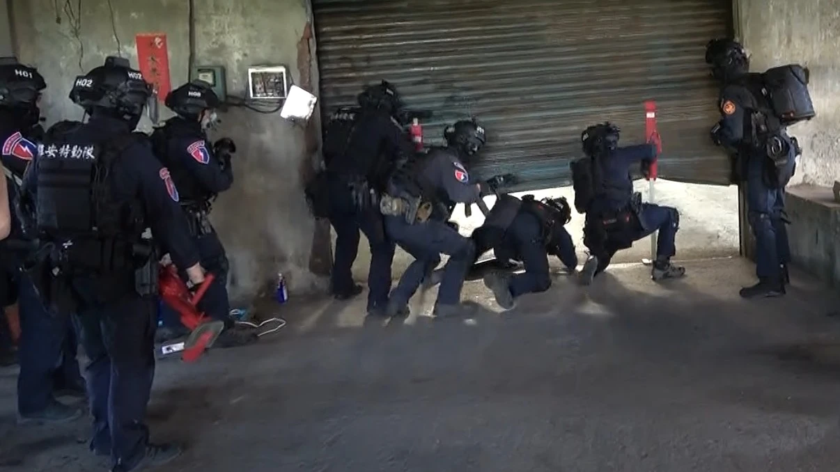 檢警在彰化線西破獲製毒工廠,查扣市值近15億元K他命毒品,檢察官偵結將陳姓主嫌等5人起訴。警方提供