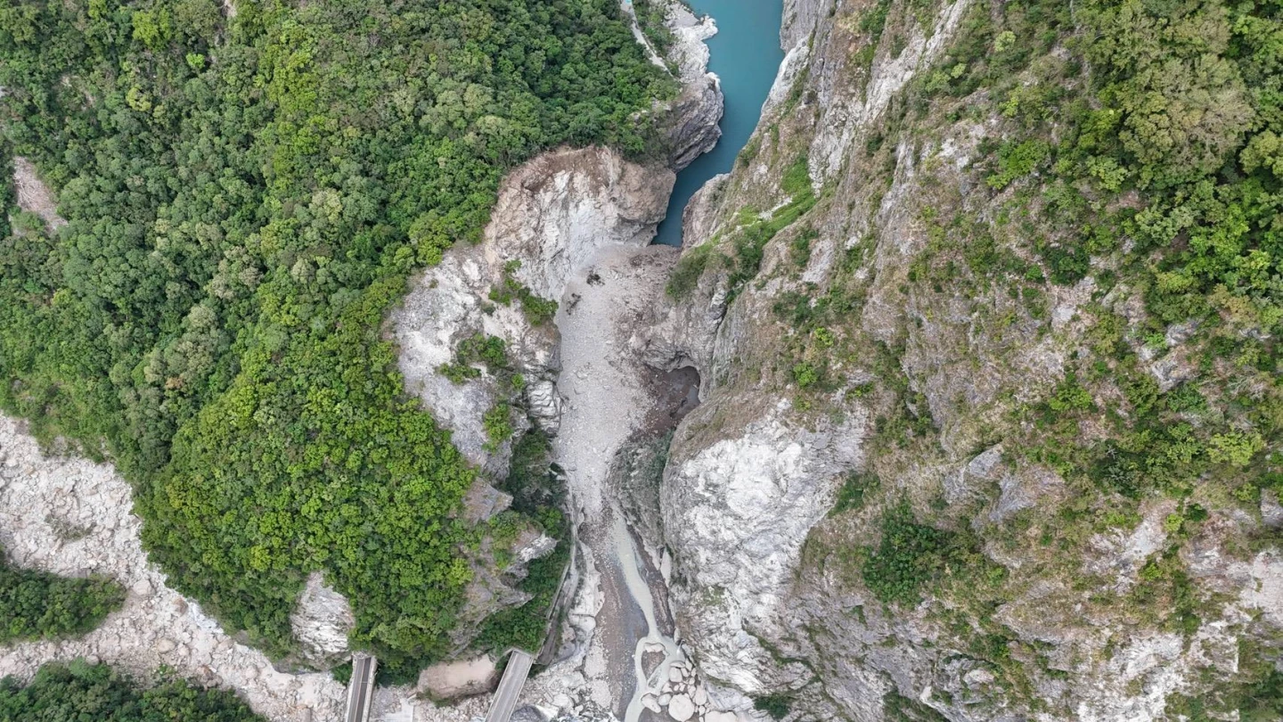 立霧溪今天形成的堰塞湖空拍畫面,現場水位持續上漲,每小時上升70公分,有隨時溢滿潰決可能。公路局提供