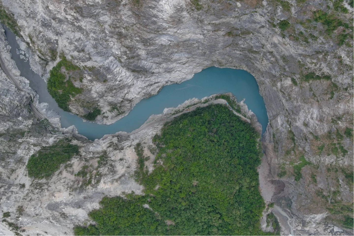 立霧溪今天形成的堰塞湖空拍畫面,現場水位持續上漲,每小時上升70公分,有隨時溢滿潰決可能。林保署提供