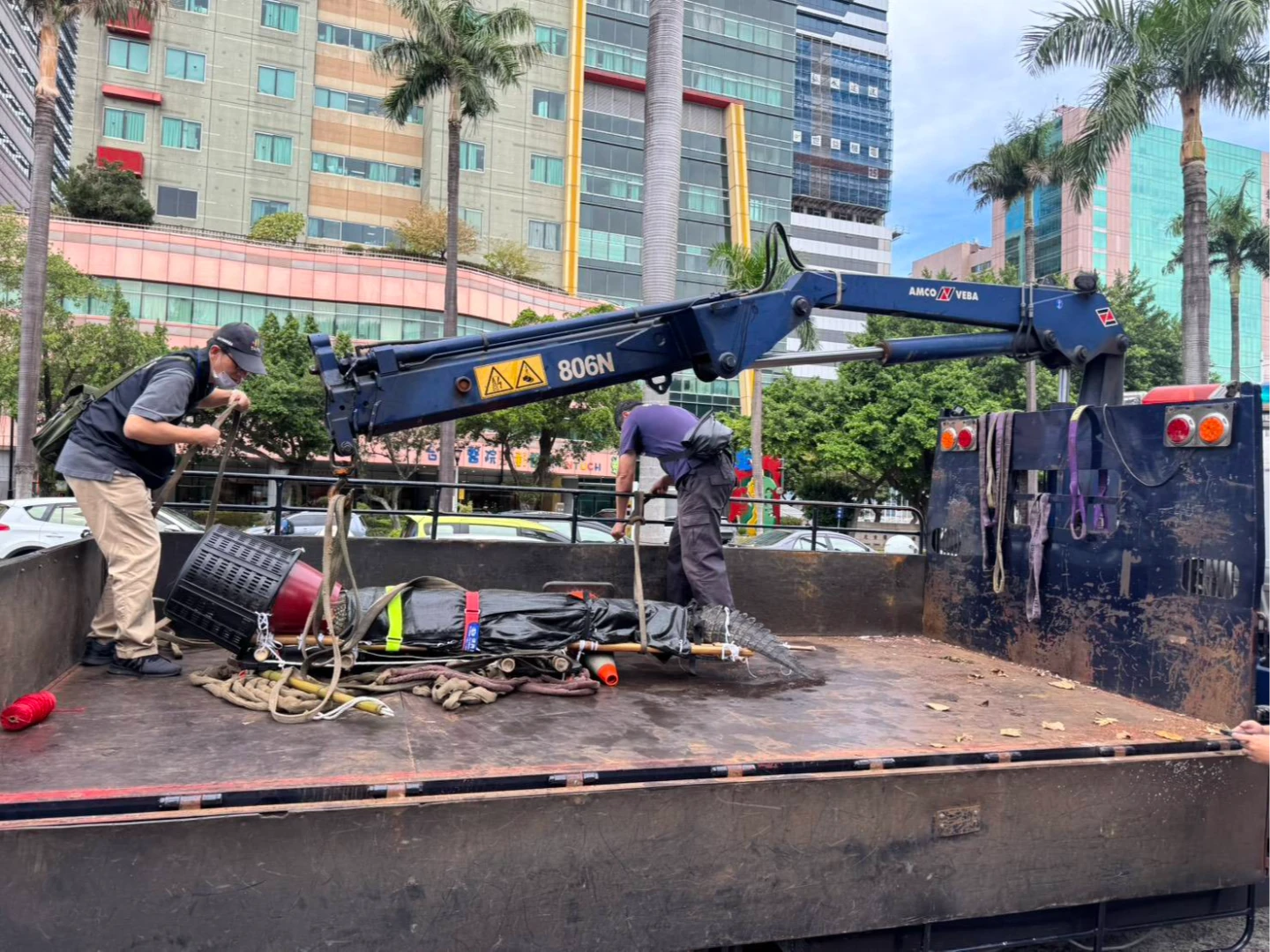 台北市動保處出動吊車將河口鱷帶走保管。翻攝畫面