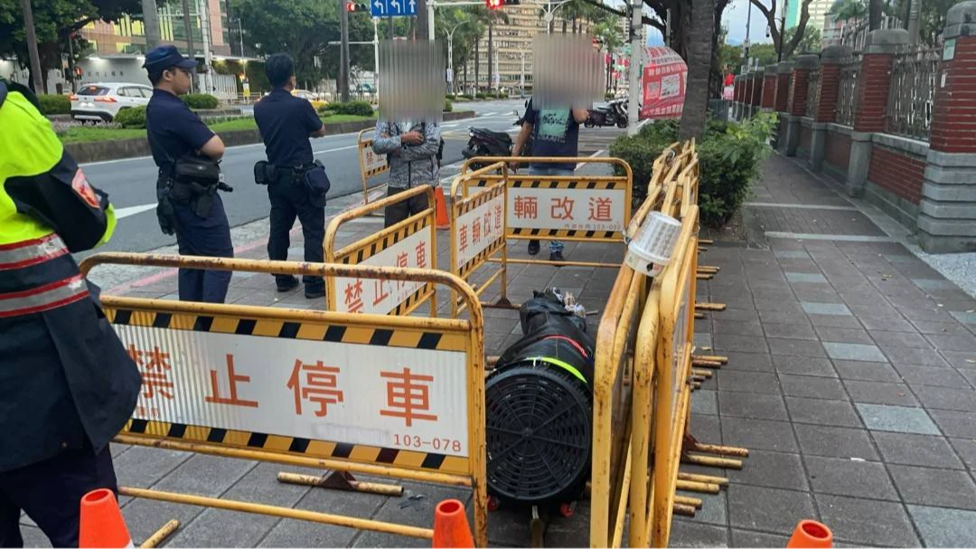 警方在現場警戒。翻攝畫面