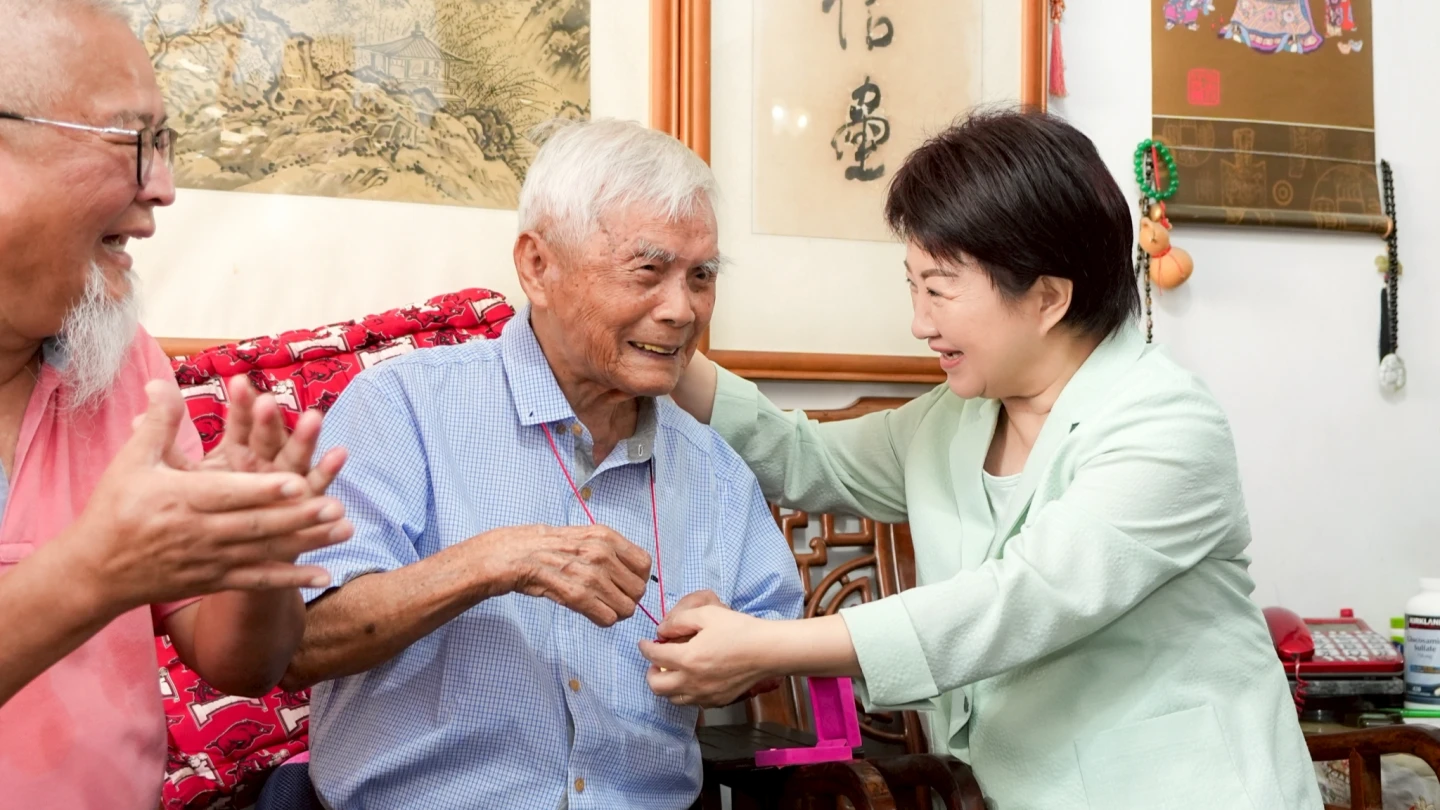 台中市高齡101歲劉百忠爺爺,今天接受市長盧秀燕祝福,並親曝長壽三秘訣。中市府提供
