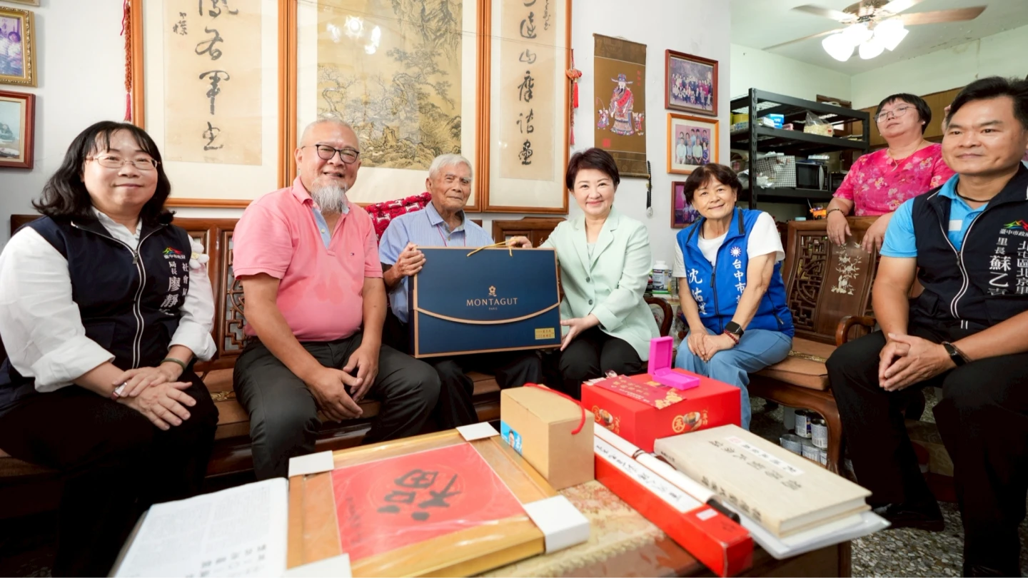 盧秀燕致贈劉百忠爺爺重陽禮品。中市府提供