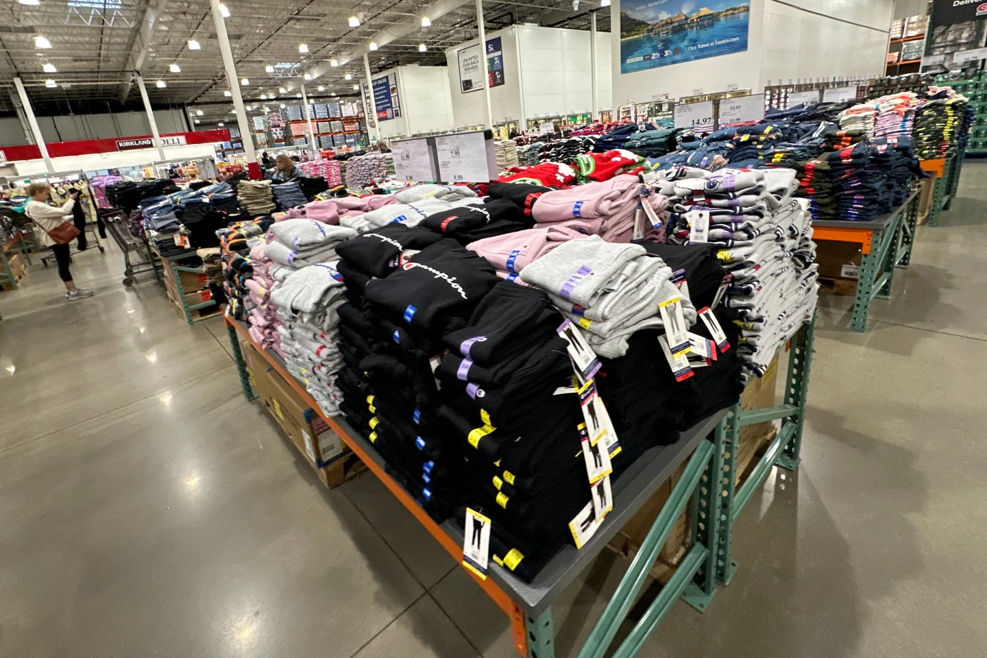 Costco以價格優惠的服裝吸引消費者。圖為該商場在科羅拉多州謝里登市分店販售的各式服裝。法新社