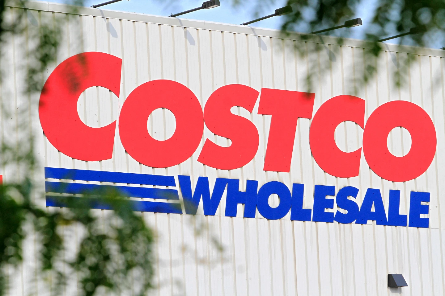 Costco悄悄打造價值近100億美元(約3000億元台幣)的服裝帝國。圖為Costco在加拿大安大略省布蘭普頓的分店外觀。法新社