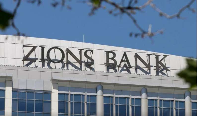 美國區域性銀行Zions Bancorp單日股價暴跌13%。法新社