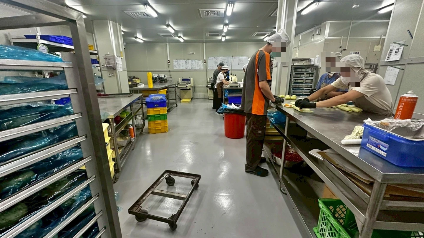 業者坦承冷卻空間不足,曾把糕點置於非作業區。衛生局提供