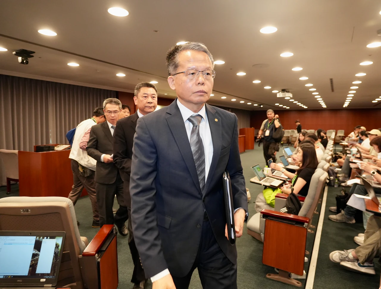 長榮航空總經理孫嘉明率高階主管回應空服員之死。梁建裕攝