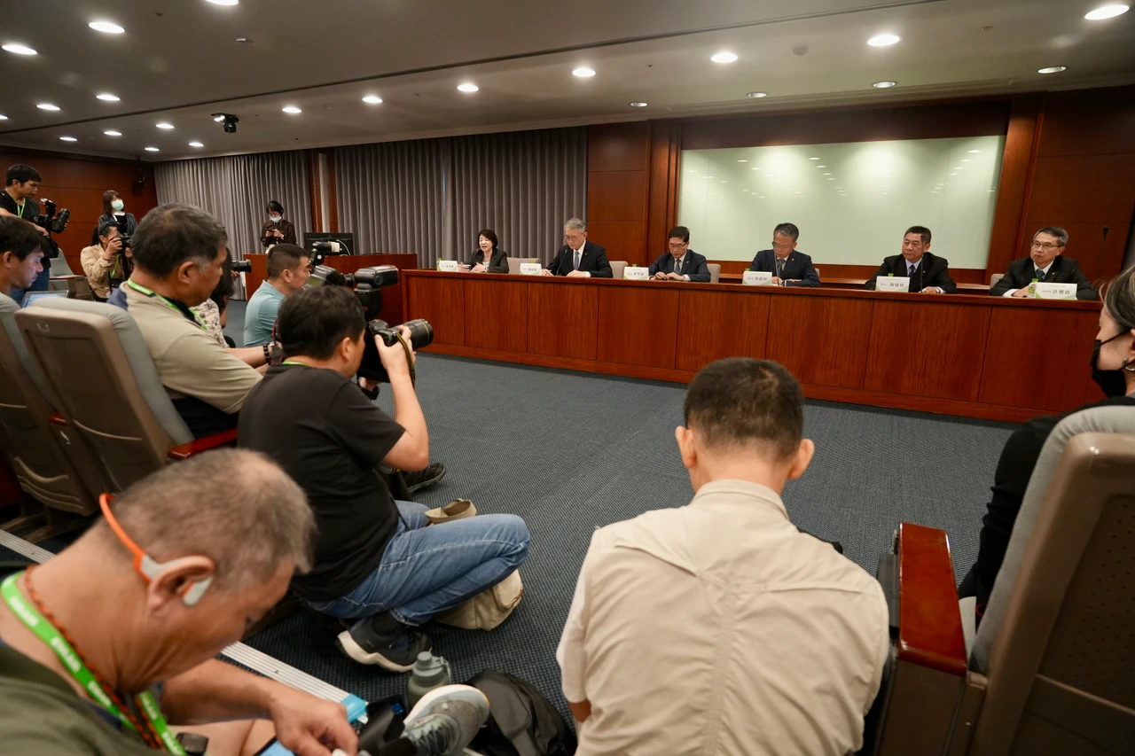 長榮航空召開記者會,回應空服員過世事件,坦言請假確實會影響班表安排。梁建裕攝