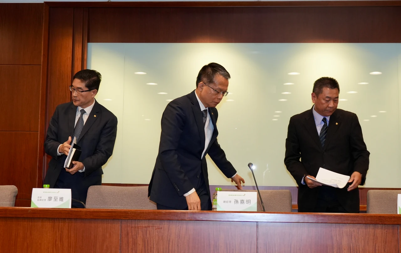 長榮航空勞權爭議延燒,公司今天下午召開記者會說明,左起首席副總廖至維、總經理孫嘉明、發言人陳耀銘。梁建裕攝