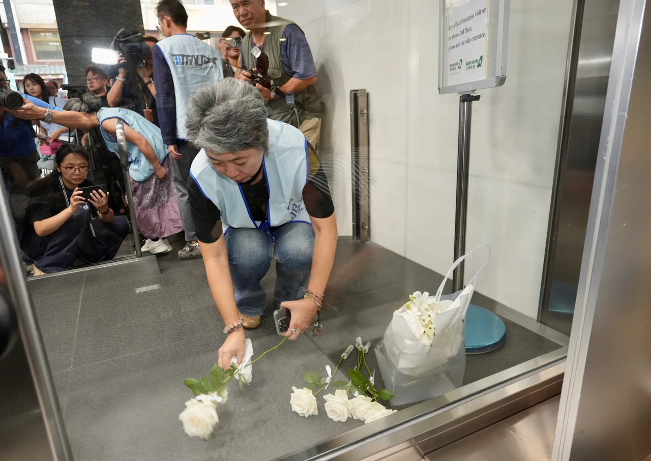 桃園市空服員職業工會在長榮航空門口,放上花束悼念過世空服員。梁建裕攝