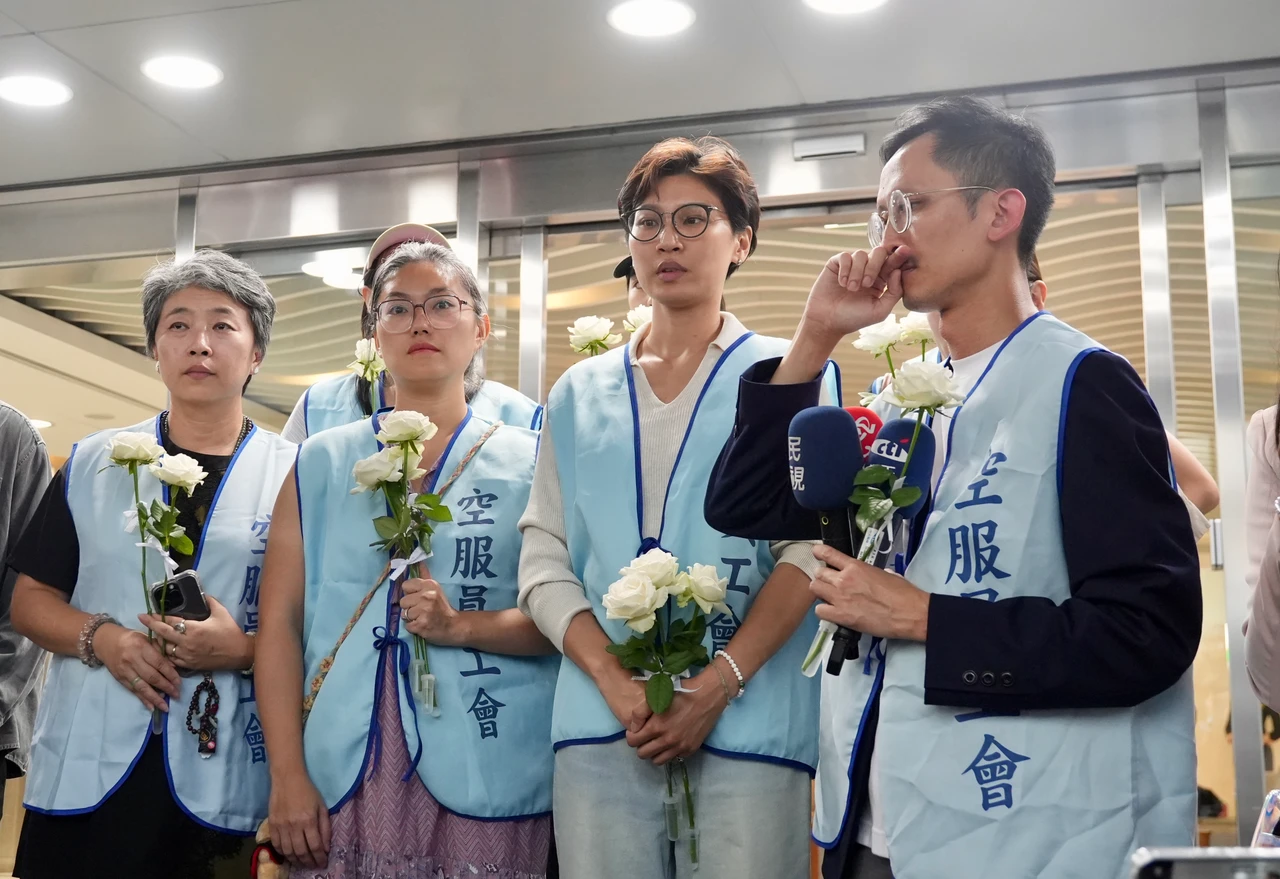 桃園市空服員職業工會下午召開記者會,回應長榮航空說法。梁建裕攝