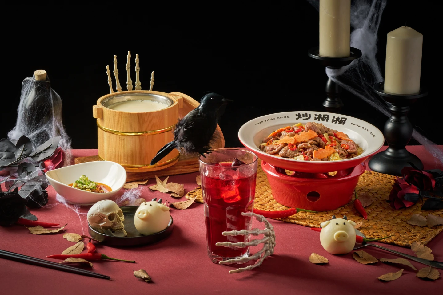 炒湘湘-萬聖爆炒鮮牛肉648元、鮮紅洛神女巫茶108元、牛二哥奶皇包98元、湘辣辣木桶豆花208元。緯豆集團提供