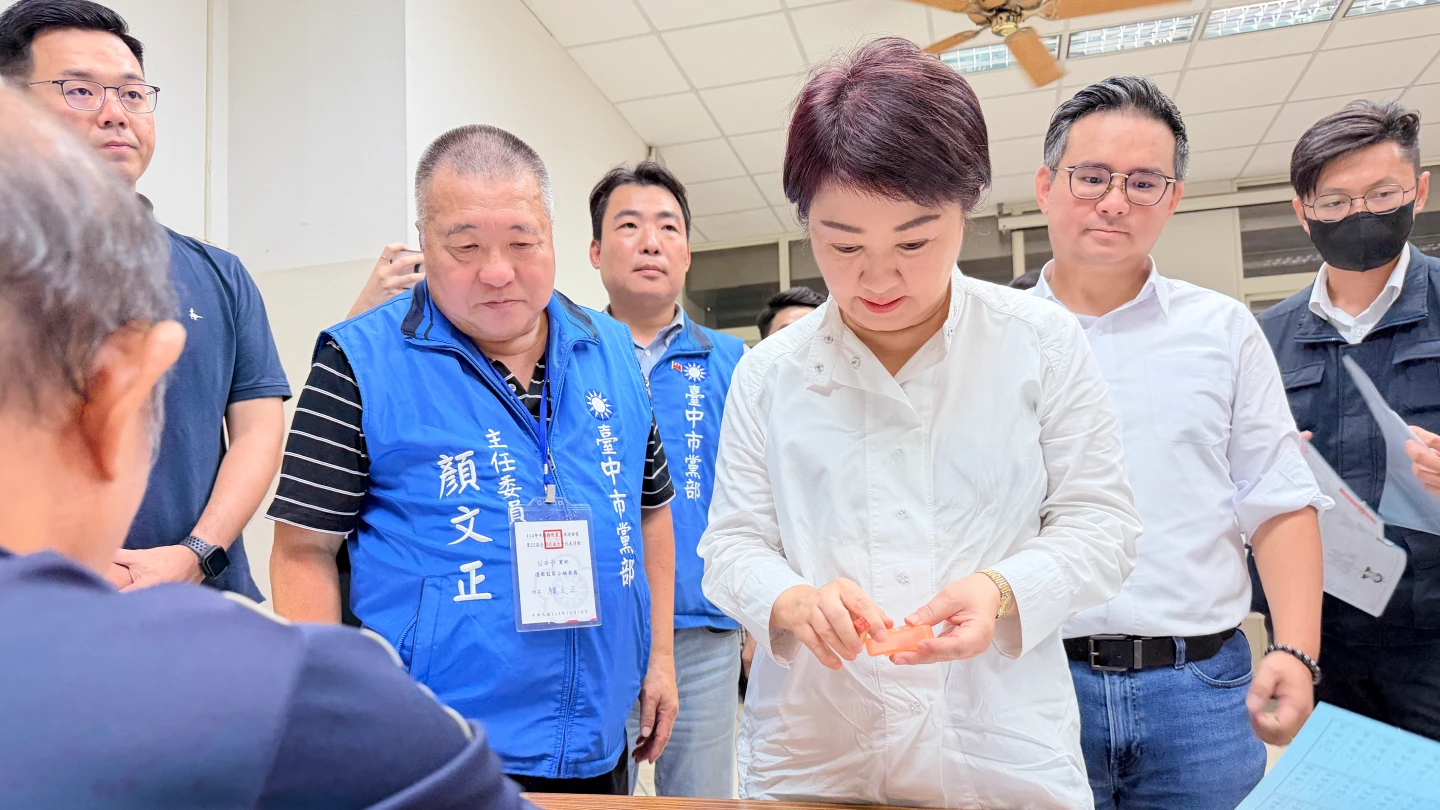 國民黨主席暨黨代表投票,今天在各縣市展開,台中市長盧秀燕中午也前往北區投票所投票。王煌忠攝