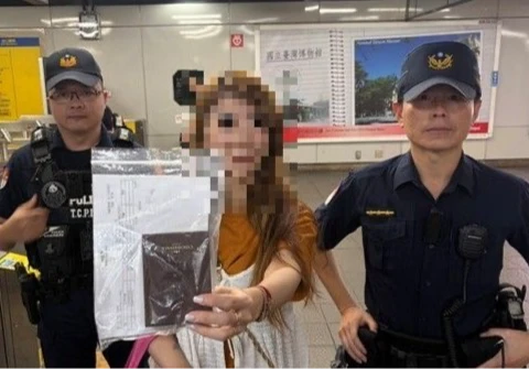 台北市捷運警察隊拾獲市值5萬元金耳環,物歸原主時,某珠寶店陳姓女店員不斷向警方致謝。翻攝畫面