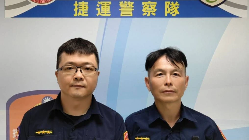 拾金不昧的台北市捷運警察隊第二分隊警員林錦祥(左)、張耿豪(右)。翻攝畫面