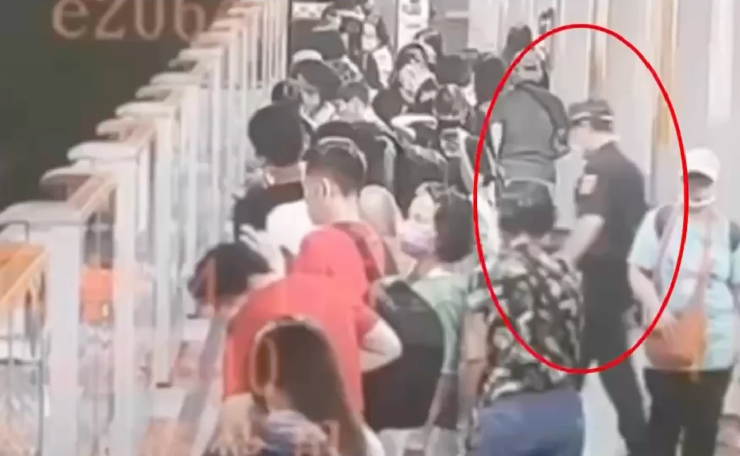 捷警發現遺失金飾。翻攝畫面