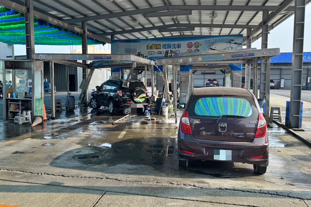 加油站洗車場傳出驚險車禍。仁武分局提供
