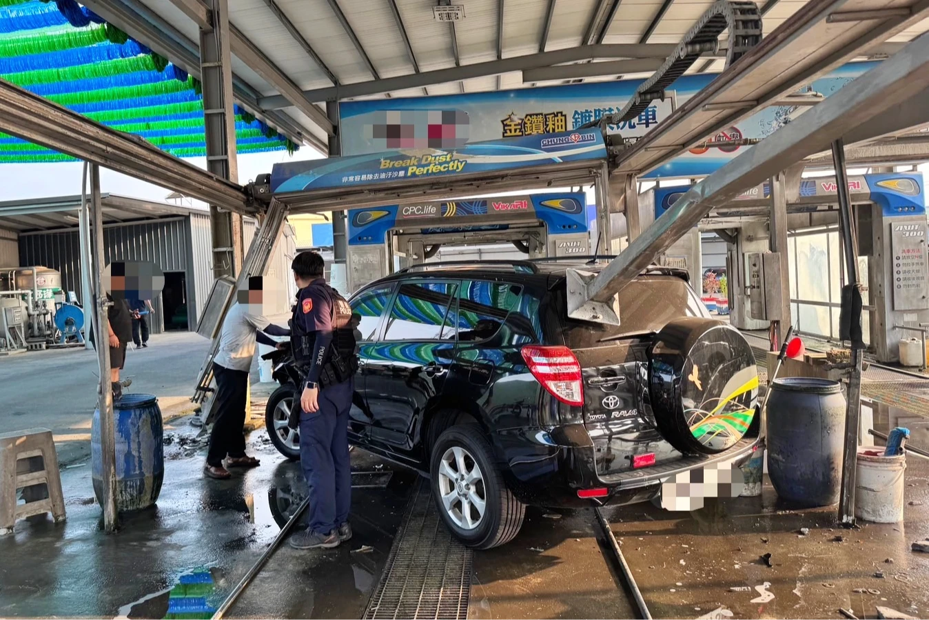 黑車誤把油門當煞車,失控連環撞釀加油站員工受傷。仁武分局提供