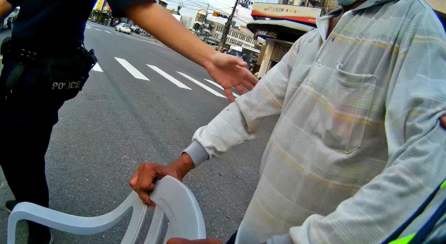 攙扶老翁過馬路。里港分局提供