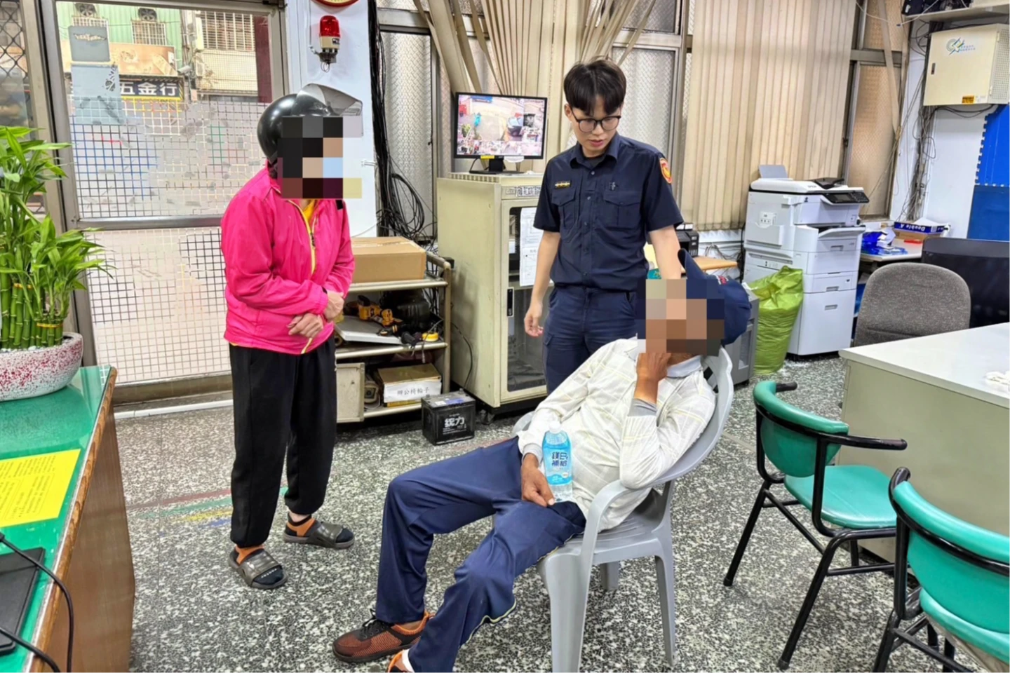 員警主動伸援關懷,化解危機。里港分局提供
