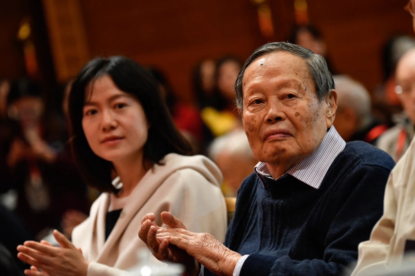 楊振寧2017年11月1日在小他54歲的妻子翁帆(左)陪伴下,在北京大學出席西南聯合大學80周年紀念活動。法新社