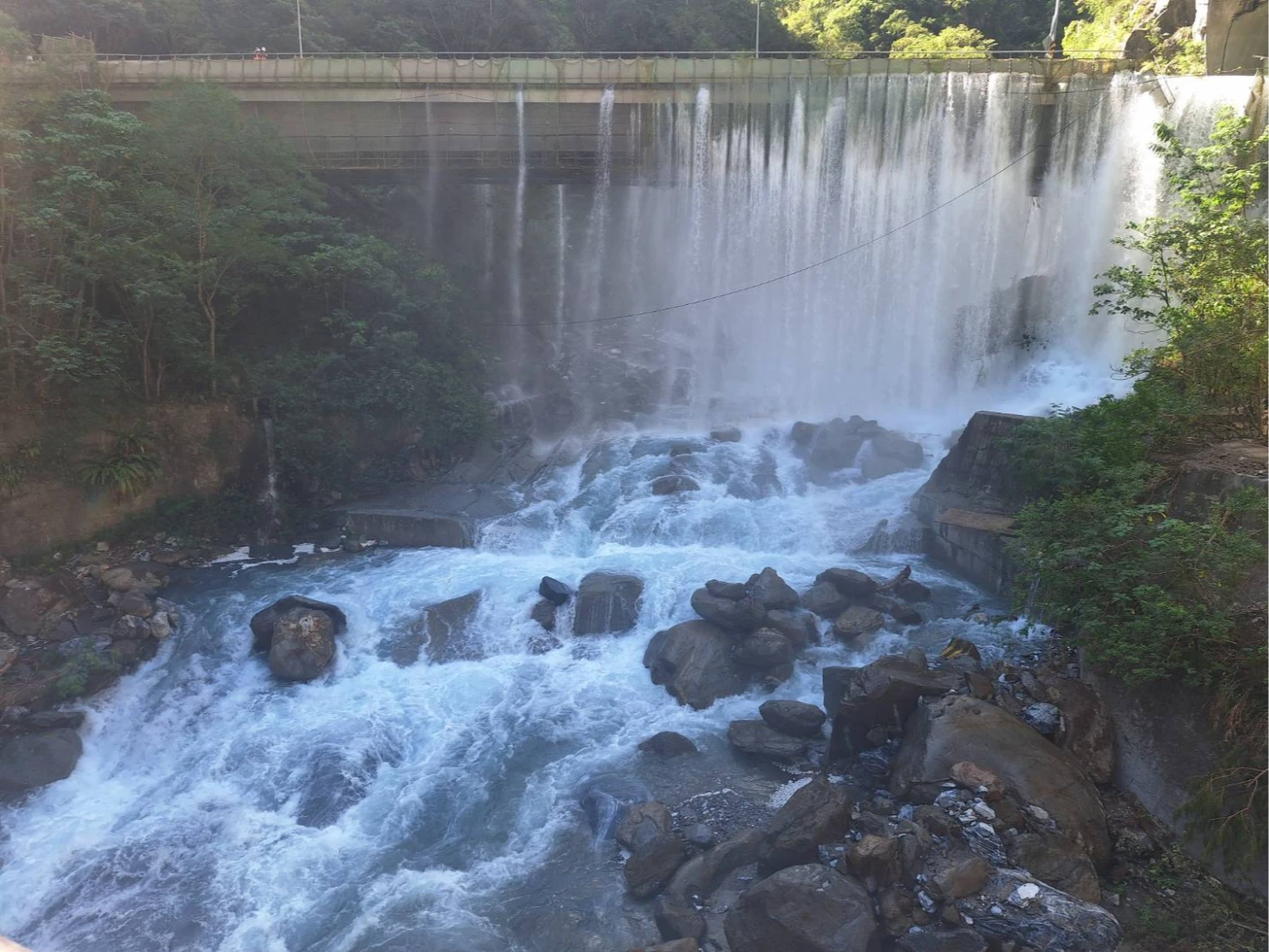 燕子口堰塞湖的湖水已由台8線靳珩隧道東口溢流再流回立霧溪主河道。取自FB@林業及自然保育署花蓮分署
