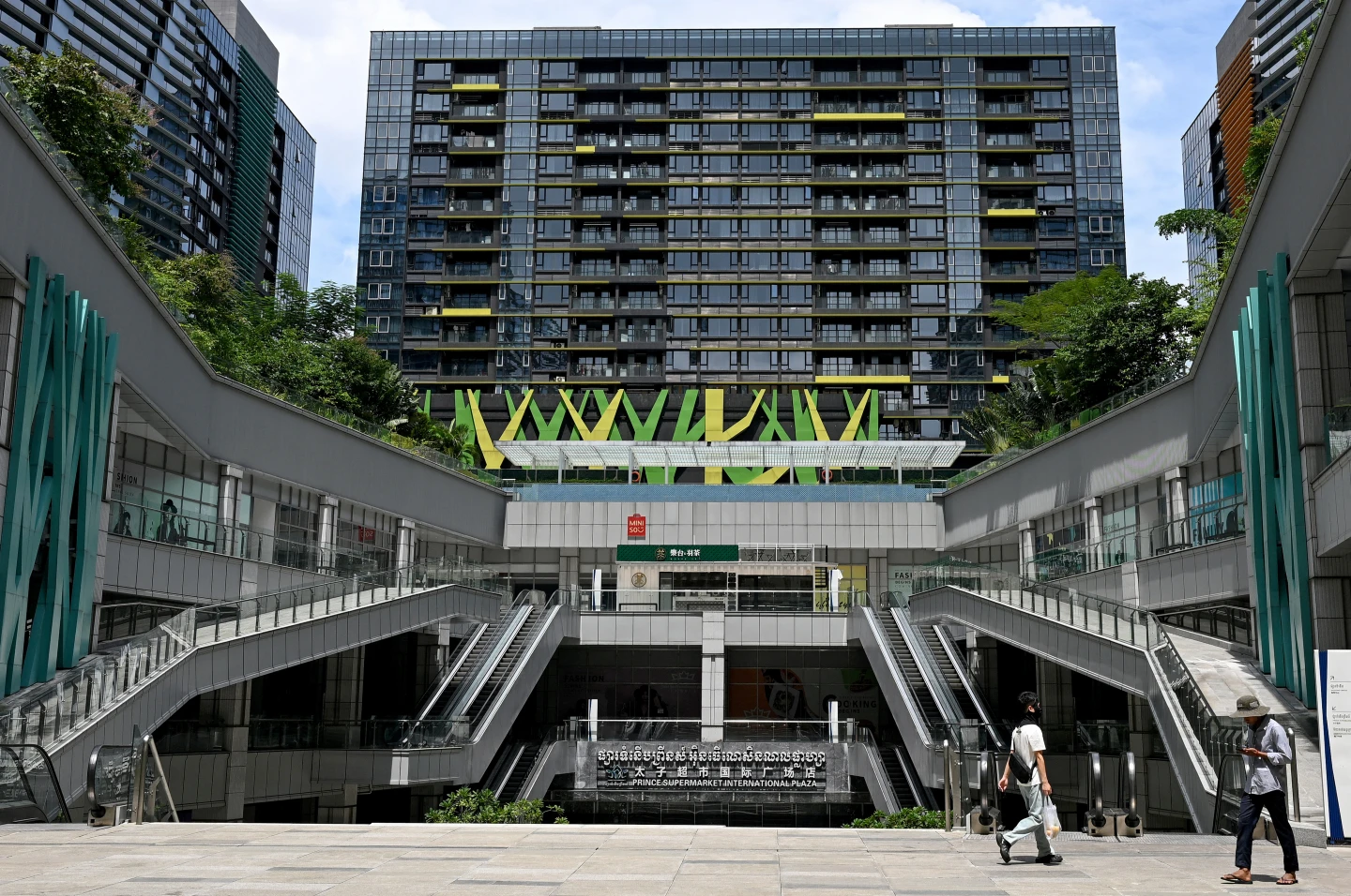 中國移民陳志的太子集團是柬埔寨知名大企業,圖為位於首都金邊的太子國際廣場,十分氣派。法新社