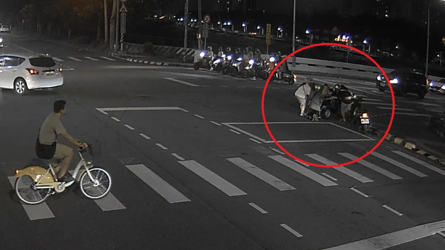 台中市賴姓男子因帆布捲進車軸,卡在車陣中無法動彈,民眾通知警方到場協助,僅花了30秒協助脫困。警方提供