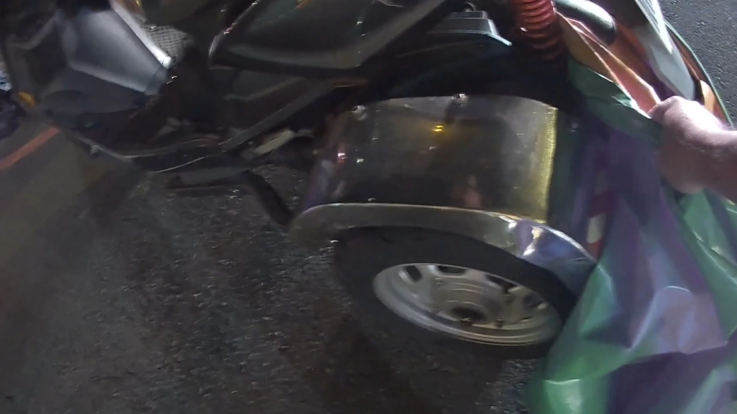 一大面帆布捲進特製三輪車軸,導致車輛無法動彈。警方提供