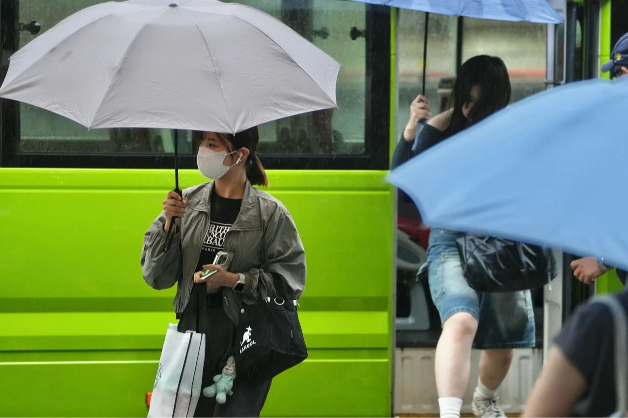 明起受東北季風及颱風外圍環流影響,北部、東北部及東部地區會下雨。資料照。林林攝