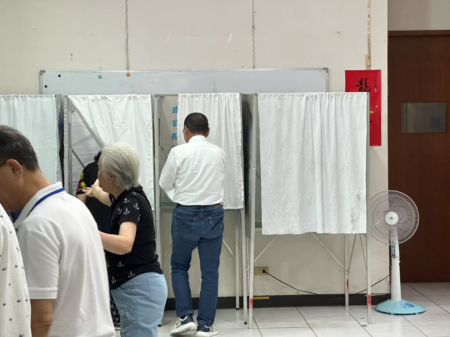 侯友宜持投票單進入圈選。民眾提供